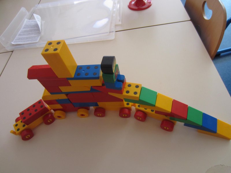 construction avec des morceaux aimant&eacute;s.