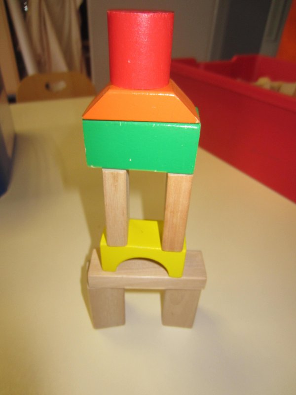 manipulation d'un nouveau jeu de construction en bois