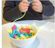 Motricit&eacute; fine: enfiler des perles