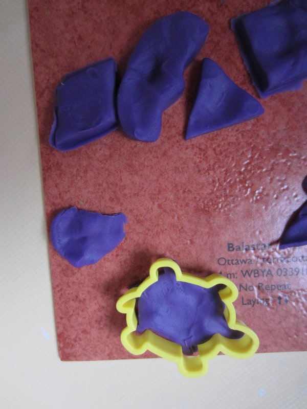 Utiliser un emporte-pi&egrave;ce et de la p&acirc;te &agrave; modeler