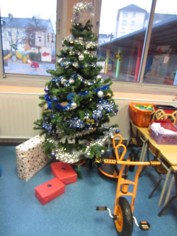 Le p&egrave;re No&euml;l a apport&eacute; des cadeaux pour la classe.