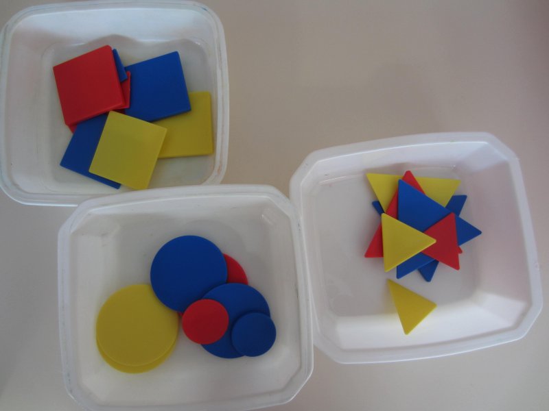Les formes: carr&eacute;, triangle, rond